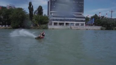 Genç bir adam bir hydrocycle gölde biniyor