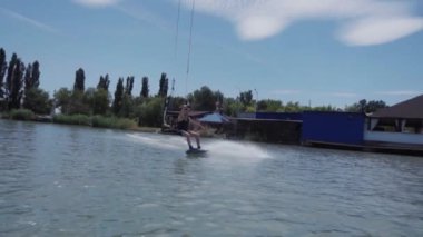 Genç bir adam bir hydrocycle gölde biniyor