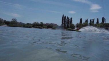 Genç bir adam bir hydrocycle gölde biniyor