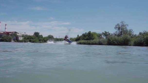 一个年轻人在湖边骑着 hydrocycle — 图库视频影像