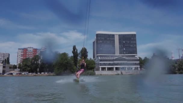 Um jovem está montando um hidrociclo no lago — Vídeo de Stock
