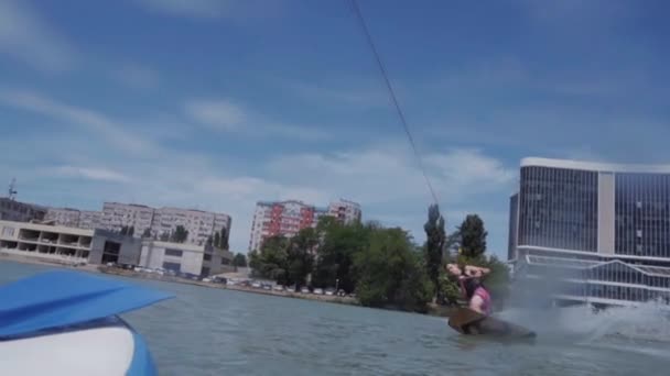 Een jonge kerel is een hydrocycle rijden op het meer — Stockvideo