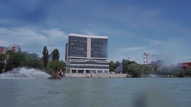 Un chico joven está montando un hidrociclo en el lago — Vídeos de Stock