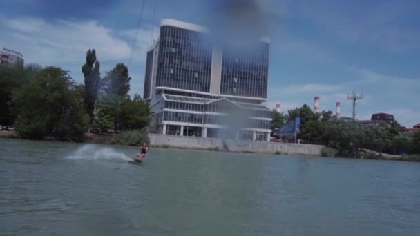 Een jonge kerel is een hydrocycle rijden op het meer — Stockvideo