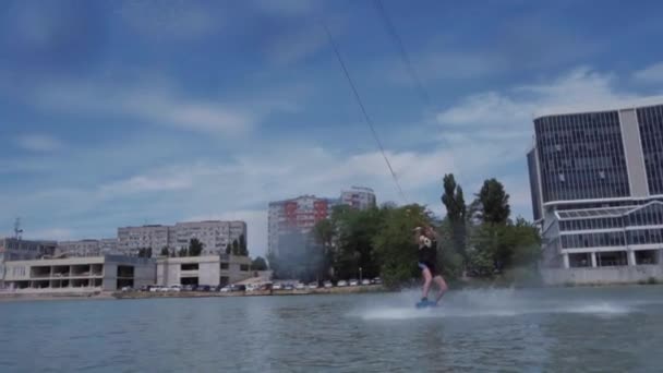 Un chico joven está montando un hidrociclo en el lago — Vídeos de Stock