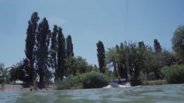 Genç bir adam bir hydrocycle gölde biniyor