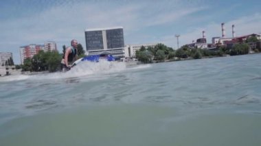 Genç bir adam bir hydrocycle gölde biniyor