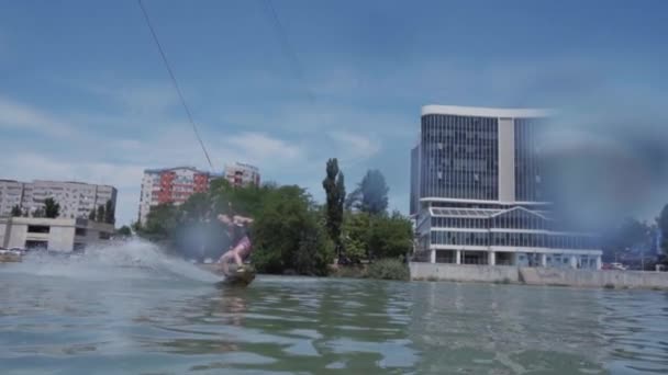 Un chico joven está montando un hidrociclo en el lago — Vídeos de Stock