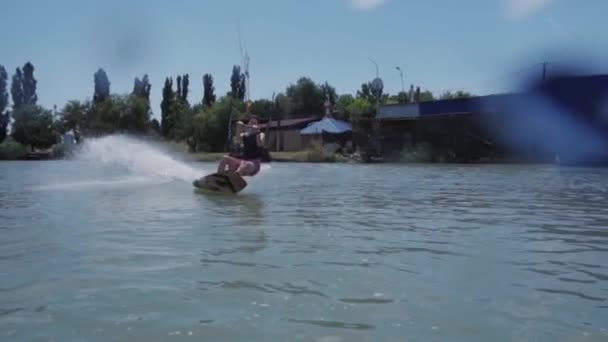 Genç bir adam bir hydrocycle gölde biniyor — Stok video