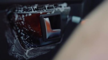 Adam arabanın Kuru temizleme yapar