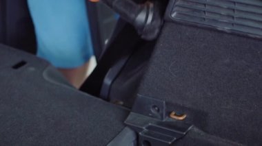 Adam araba iç elektrikli süpürge ile temizler