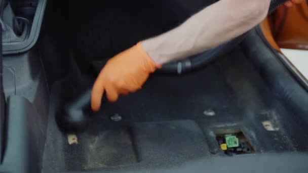 Ο άνθρωπος Καθαρίζει εσωτερικού αυτοκινήτου με ηλεκτρική σκούπα — Αρχείο Βίντεο