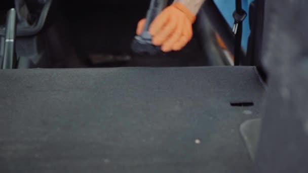Adam araba iç elektrikli süpürge ile temizler — Stok video