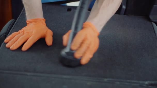 Человек очищает салоны автомобилей пылесосом — стоковое видео