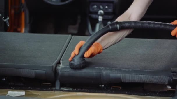 Man rengör bilens interiör med dammsugare — Stockvideo