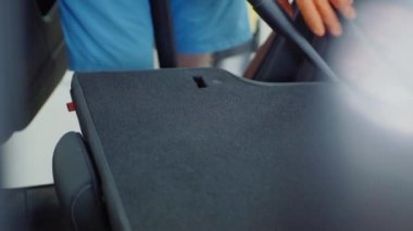 Adam araba iç elektrikli süpürge ile temizler
