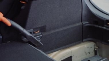 Adam araba iç elektrikli süpürge ile temizler