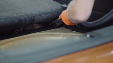 Adam araba iç elektrikli süpürge ile temizler