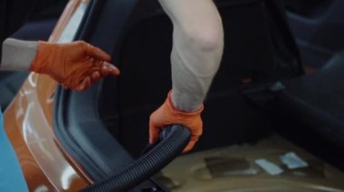 Adam araba iç elektrikli süpürge ile temizler