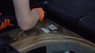 Adam araba iç elektrikli süpürge ile temizler