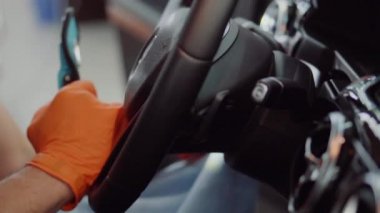 Adam arabanın Kuru temizleme yapar