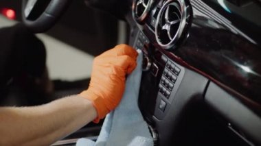 Adam arabanın Kuru temizleme yapar