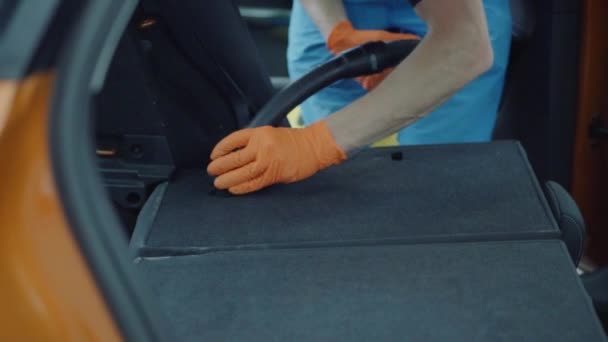 Hombre limpia el interior del coche con aspiradora — Vídeos de Stock