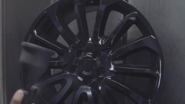 Покраска автомобильных колес — стоковое видео