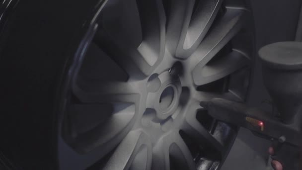 Målning av bil hjul — Stockvideo