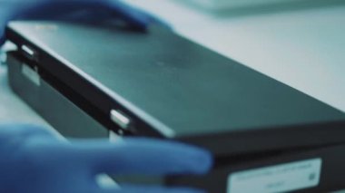 Diş hekimi bir şırınga alır ve bir ampulün içine ekler.