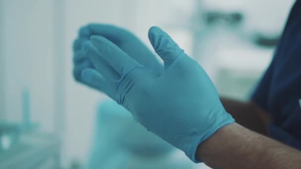 Dentist wears gloves before starting work — Stock Video