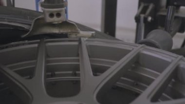 adam lastik araba tekerlek kaldırır.