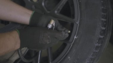 adam lastik araba tekerlek kaldırır.