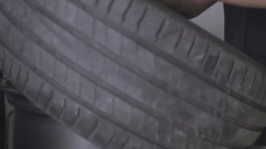 adam lastik araba tekerlek kaldırır.