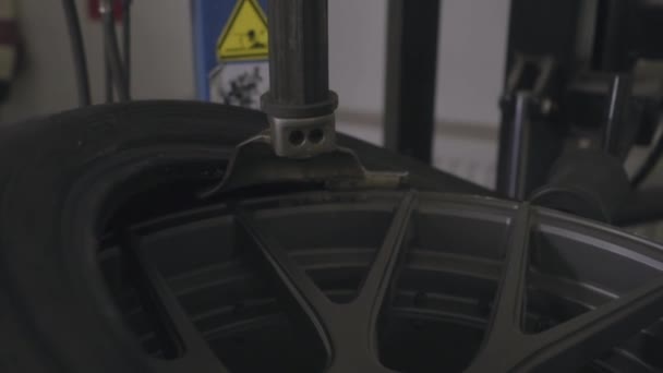 Man removes rubber from the car wheel — Stock Video