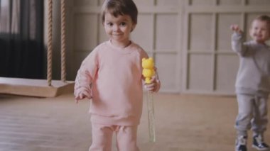 sabun köpüğü ile evin etrafında koşmak çocuk