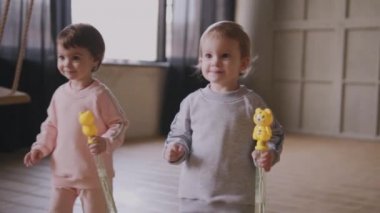 sabun köpüğü ile evin etrafında koşmak çocuk