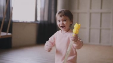 sabun köpüğü ile evin etrafında koşmak çocuk