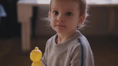 sabun köpüğü ile evin etrafında koşmak çocuk