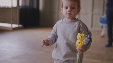 sabun köpüğü ile evin etrafında koşmak çocuk