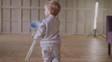 sabun köpüğü ile evin etrafında koşmak çocuk