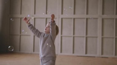 sabun köpüğü ile evin etrafında koşmak çocuk