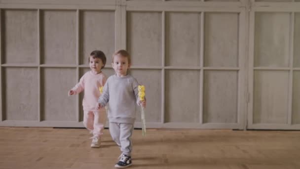 Děti běhat po domě s mýdlové bubliny — Stock video