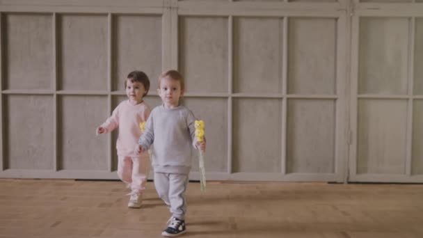 Kinderen lopen rond het huis met zeepbellen — Stockvideo