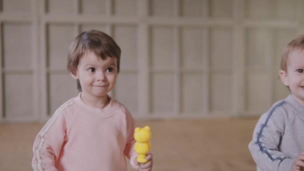 Crianças correr em torno da casa com bolhas de sabão — Vídeo de Stock