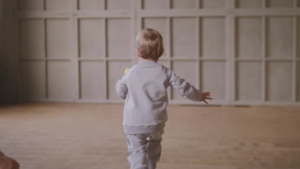 Kinder rennen mit Seifenblasen ums Haus — Stockvideo