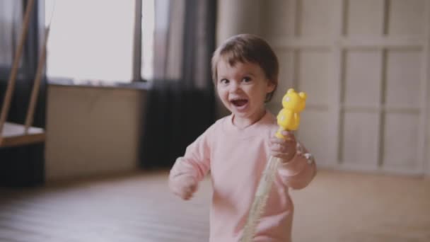 Dzieci biegać po domu z baniek mydlanych — Wideo stockowe