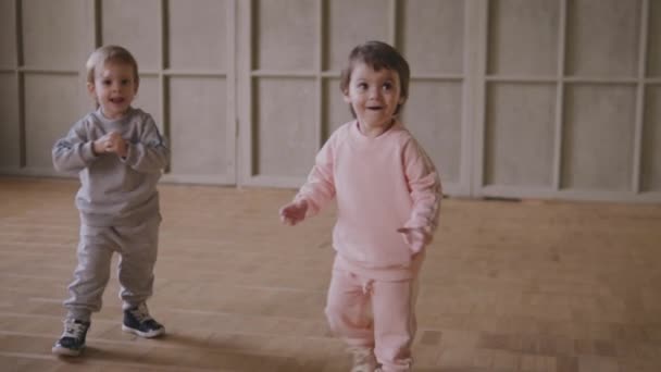 Crianças correr em torno da casa com bolhas de sabão — Vídeo de Stock
