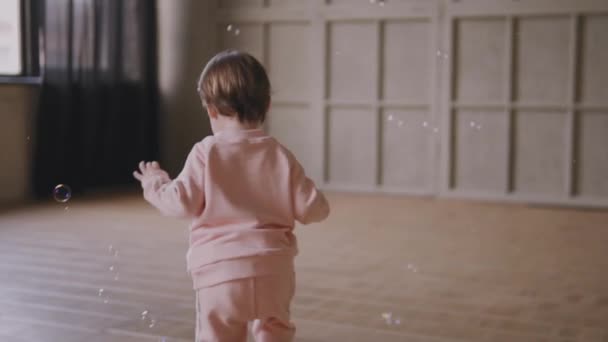 Barn Springa Runt Huset Med Såpbubblor Systrar Tvillingar Spela Tillsammans — Stockvideo