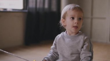 sabun köpüğü ile evin etrafında koşmak çocuk